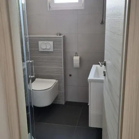 By The Mall * سبليت